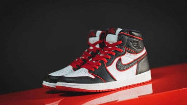 Nike Air Jordan 1 Bloodline Sko Dame Svarte Hvite Rød