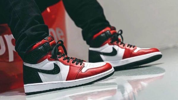 Nike Air Jordan 1 High Tops Og Satin Snake Sko Herre Rød Svarte Hvite