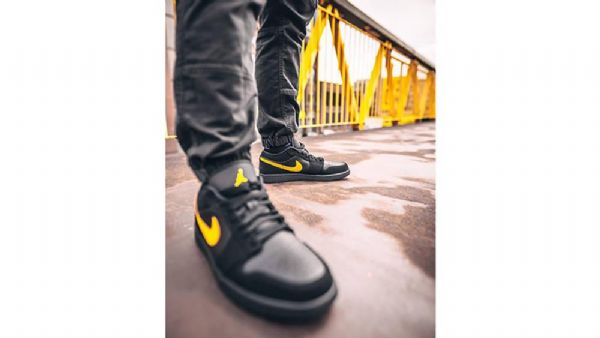 Nike Air Jordan 1 Low Tops Sko Herre Svarte Gul