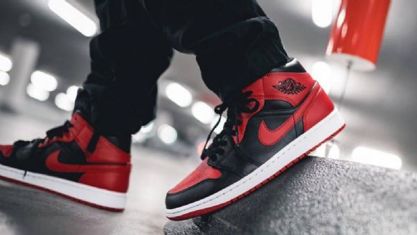 Nike Air Jordan 1 Mid Tops Bred Sko Herre Svarte Rød