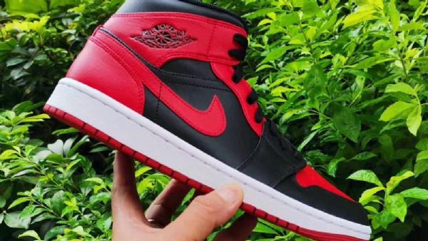 Nike Air Jordan 1 Mid Tops Bred Sko Herre Svarte Rød