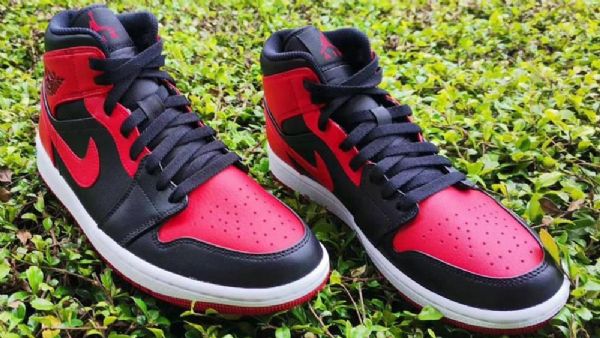 Nike Air Jordan 1 Mid Tops Bred Sko Herre Svarte Rød