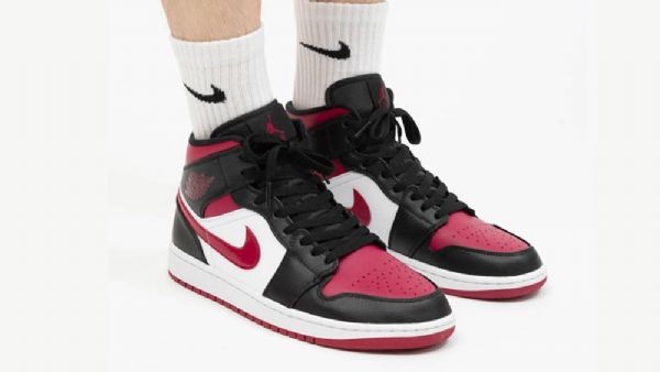 Nike Air Jordan 1 Mid Tops Bred Tå Sko Dame Svarte Rød