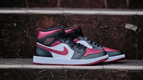 Nike Air Jordan 1 Mid Tops Bred Tå Sko Herre Svarte Rød