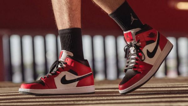 Nike Air Jordan 1 Mid Tops Chicago Tå Sko Dame Svarte Rød Hvite