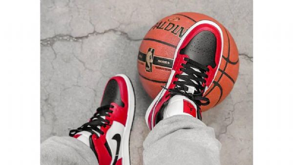 Nike Air Jordan 1 Mid Tops Chicago Tå Sko Dame Svarte Rød Hvite