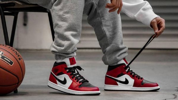Nike Air Jordan 1 Mid Tops Chicago Tå Sko Dame Svarte Rød Hvite