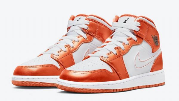Nike Air Jordan 1 Mid Tops Gs Sko Dame Hvite Oransje