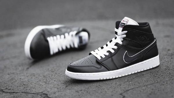 Nike Air Jordan 1 Mid Tops Maybe Sko Herre Svarte