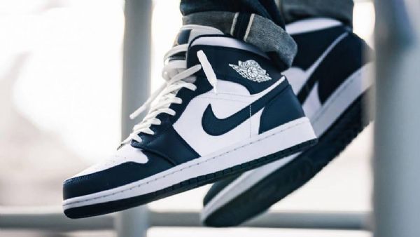 Nike Air Jordan 1 Mid Tops Obsidian Sko Herre Hvite