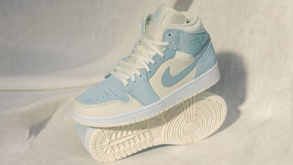 Nike Air Jordan 1 Mid Tops Se Sko Dame Lyse Blå Hvite