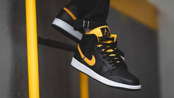 Nike Air Jordan 1 Mid Tops Se Sko Herre Svarte Gull