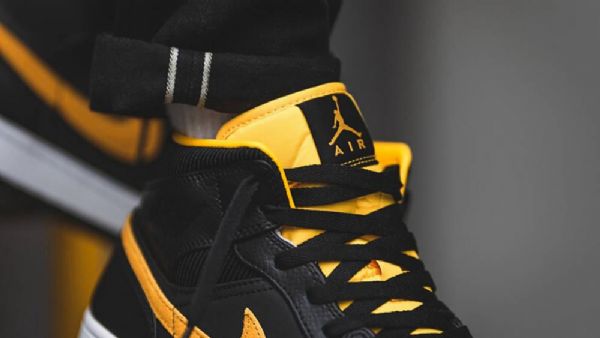 Nike Air Jordan 1 Mid Tops Se Sko Herre Svarte Gull
