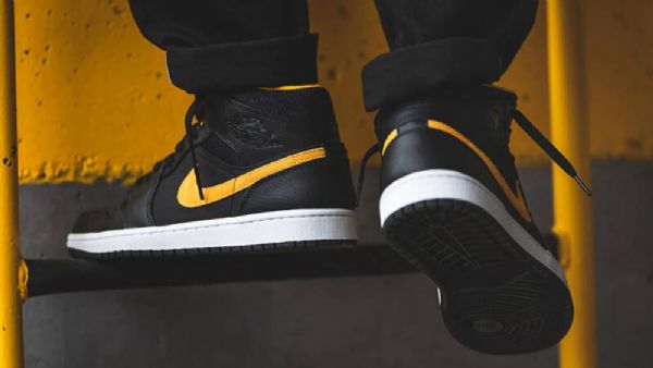Nike Air Jordan 1 Mid Tops Se Sko Herre Svarte Gull