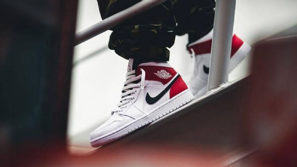 Nike Air Jordan 1 Mid Tops Sko Herre Hvite Rød
