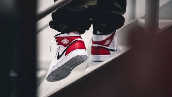 Nike Air Jordan 1 Mid Tops Sko Herre Hvite Rød