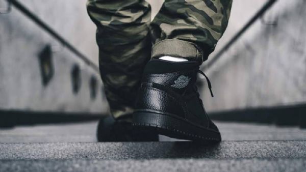 Nike Air Jordan 1 Mid Tops Sko Herre Svarte