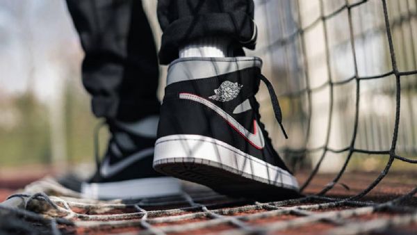 Nike Air Jordan 1 Mid Tops Sko Herre Svarte Grå Rød