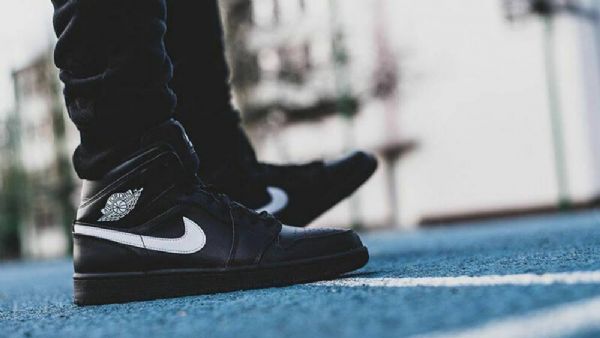 Nike Air Jordan 1 Mid Tops Sko Herre Svarte Hvite