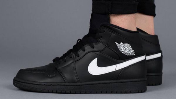 Nike Air Jordan 1 Mid Tops Sko Herre Svarte Hvite
