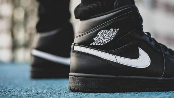 Nike Air Jordan 1 Mid Tops Sko Herre Svarte Hvite