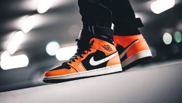 Nike Air Jordan 1 Mid Tops Sko Herre Svarte Oransje