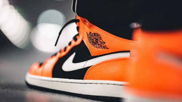 Nike Air Jordan 1 Mid Tops Sko Herre Svarte Oransje
