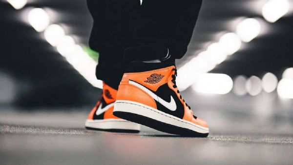 Nike Air Jordan 1 Mid Tops Sko Herre Svarte Oransje