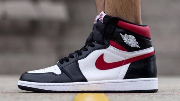 Nike Air Jordan 1 Retro High Tops Og Sko Herre Svarte Rød